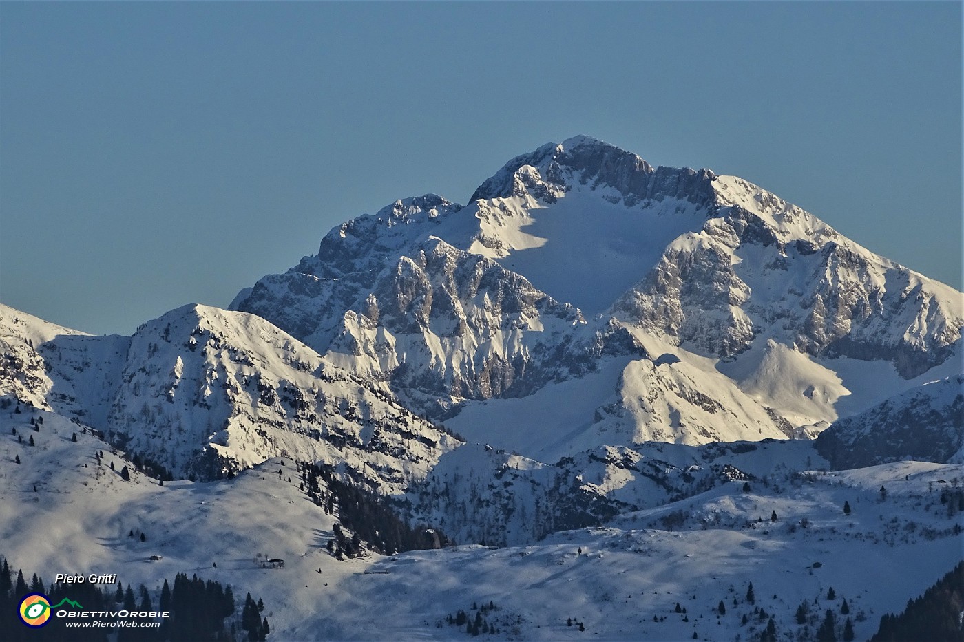 93 Zoom sul Pizzo Arera (2512 m).JPG